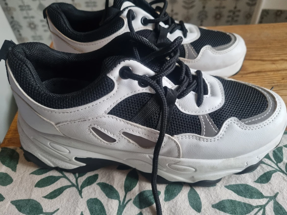 Chunky svartvita sneakers - 1