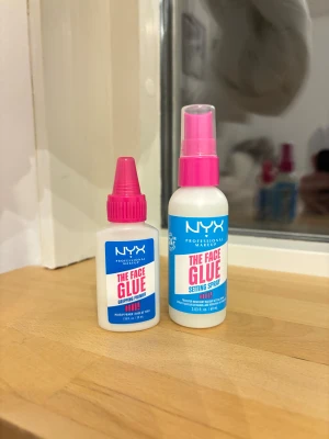 NYX The Face Glue Primer & Setting Spray - Säljer NYX The Face Glue Gripping Primer och Setting Spray. Helt oanvända. Endast testat setting sprayen, men gilla inte den. Så båda har fulla flaskor. Tänker att de bättre ja säljer produkten billigt till någon som gillar den istället för slänga de.