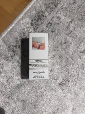 Maison Margiela Replica Bubble Bath - Maison Margiela Replica Bubble Bath Eau de Toilette, 30 ml. Inspirerad av Beverly Hills 2005, med en stilbeskrivning som 'comforting, clean accords'. Perfekt för dig som gillar minimalistisk design och vill ha en unik doftupplevelse.