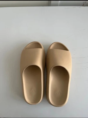 Beige Adidas sandaler med ribbad sula - Bra