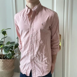 Ralph Lauren skjorta  - Ralph Lauren skjorta, inga defekter! Modellen är 180 cm 75 kg, passar honom bra! 👍 väldigt fint plagg som du kan köpa paket med andra i min profil 🫡