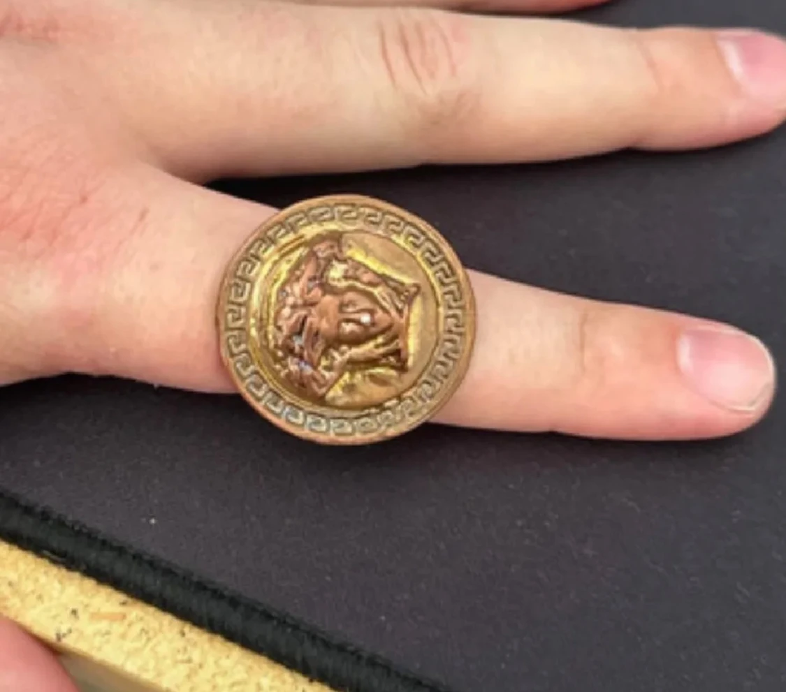 Guldfärgad ring med Medusa-motiv från Versace
