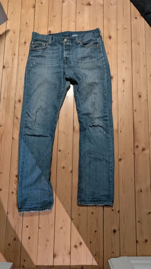 Vintage Levis 501 2000's bootcut - Säljer ett par Levis jeans från sent 90-00 talet. Lite mer loose och bootcut än vad 501 är nuförtiden. Runt W29-30 och L32