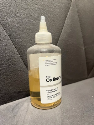 The Ordinary Glycolic Acid 7% Toner - Exfolierande toner från The Ordinary med 7% glykolsyra. Kommer i en genomskinlig plastflaska med vit etikett och skruvkork med pipett. Vätskan är ljusgul och flaskan rymmer 240 ml. Perfekt för dig som vill ha glow och jämn hudton. Halva kvar 