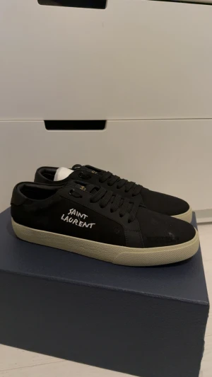  Saint Laurent skor - Tjenare! Jag säljer ett par väldigt snygga och eftertraktade saint Laurent skor i storlek 42. Skorna är helt nya och väldigt fräscha. Pris 1699. Kom med bud!