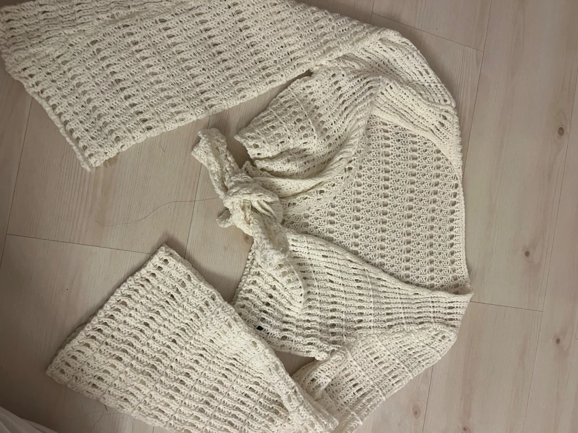 Vit stickad bolerotopp med knyt