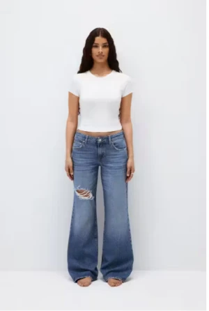 Jeans - Säljer ett par straight jeans med slitningar. Har lagt till ett hål.