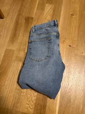 J.lindberg slimfit jeans - Skick:9/10, kvaliten på dessa är väldigt bra!   Passform: slimfit. Nypris: 1600kr. Vid fler frågor är det bara att höra av sig! Kan diskutera priset