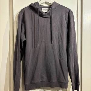 Mörkgrå hoodie från Bread & Boxers - Tjena! Säljer min mörkgrå hoodie från Bread & Boxers. Perfekt för dig som vill ha en hoodie med snygg passform. Stryker innan jag skickar. Skick: 8/10. Storlek: s. Bara att fråga om du undrar något!😊 Priset är inte hugget i sten!😀