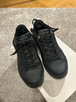 Tommy hilfinger skinn skor - Jätte bra skick, speciellt på utsidan, bärda lite grann  Mindre skavander på insidan (se bild) syns dock inte när man har på dem  Bekvama och sanna i storleken