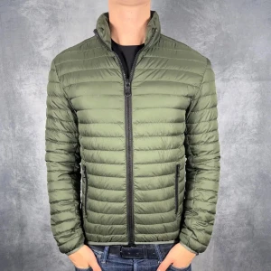 Colmar Jacka - Skick: 9/10. | Ingår: Endast jackan. | Nypris: +- 6000 SEK. | Modellen är 183cm och väger cirka 70kg. | Jackans storlek är 46/S.