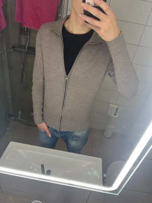 These glory days kofta - Säljer en stilren beige stickad kofta i 100% merinoull med hel dragkedja, Storlek är L men sitter som M. Kom vid funderingar.👍