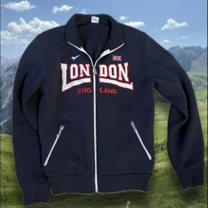 London zip up - Size L. Väldigt bra skick. DM om du vill veta något