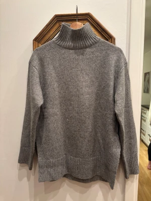 stickad polotröja från hm - jättefin men har en liknande, oversized så passar en M