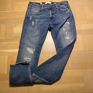 Replat anbass - Jag säljer ett par riktigt feta Replay anbass 10 är gammla  || Skick: 9,5/10 som nya ||Storlek: W-34, L-32 || Tveka inte på att ställa frågor😉