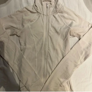 Krämvit kofta/tröja med dragkedja - Snygg vit kofta/tröja från gina i storlek xxs