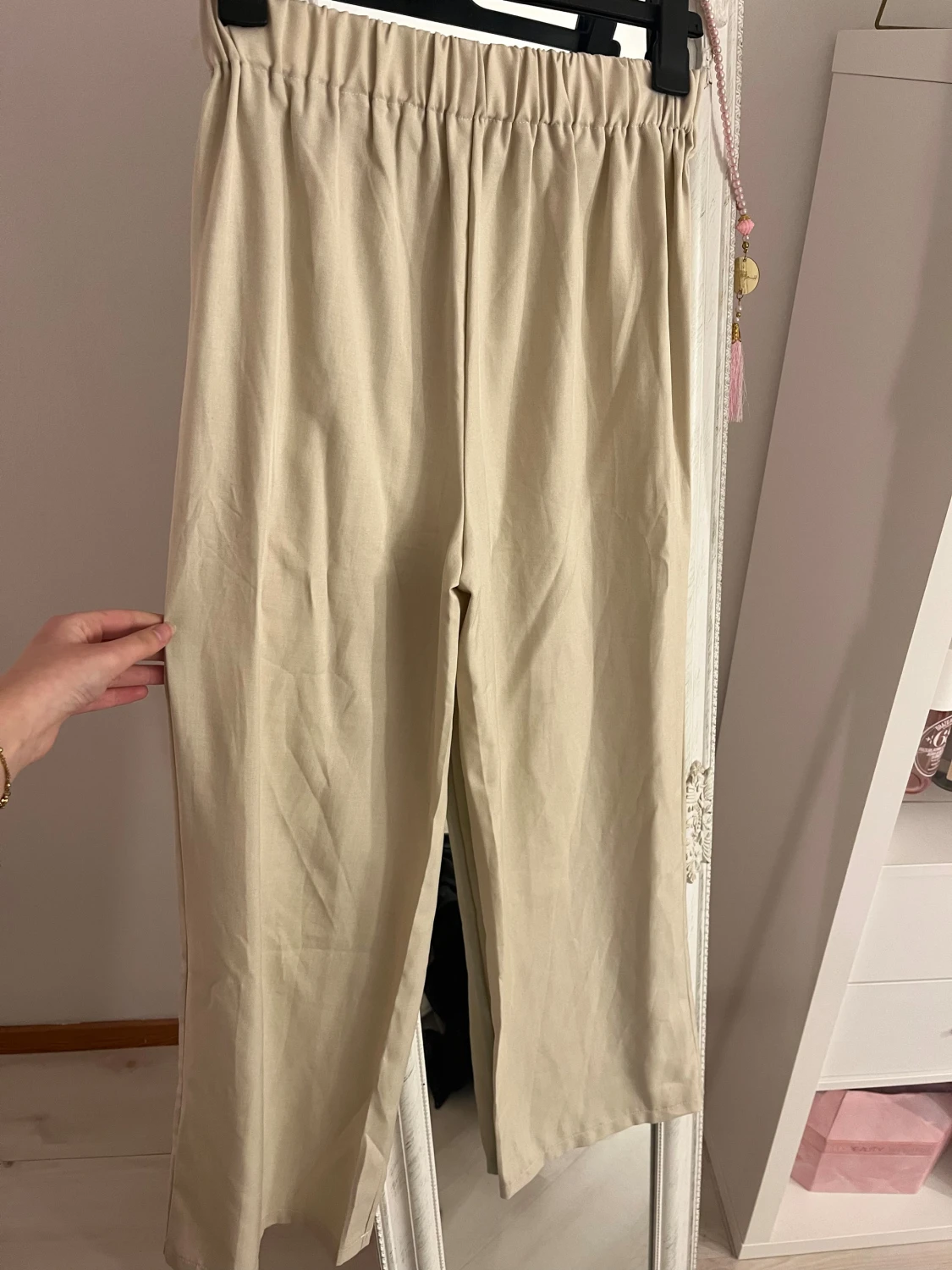 Beige väst med knappar och v-ringning - 5