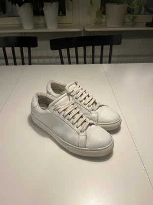 Les Deux Sneakers - Vita sneakers i skinn från Les Deux. Fullständig tvätt gjord + impregnering. Nypris - 1400kr | Vårt pris - 700kr (ej hugget i sten)