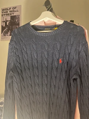 Mörkblå stickad tröja Polo Ralph Lauren - Snygg mörkblå stickad tröja från Polo Ralph Lauren i storlek M