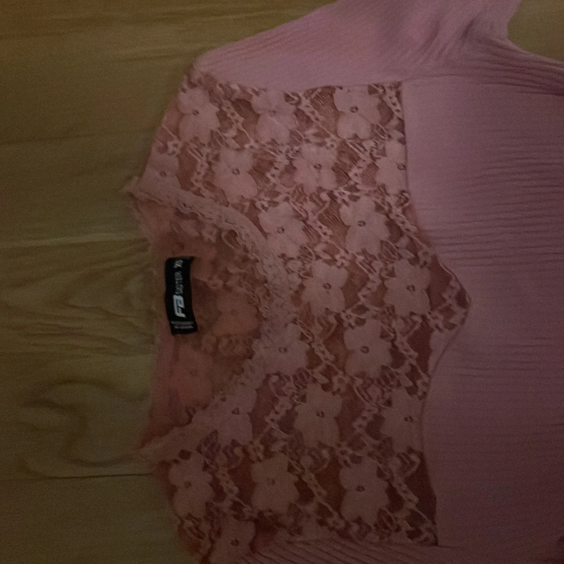 Rosa ribbad topp med spets från Rue Paris - 1