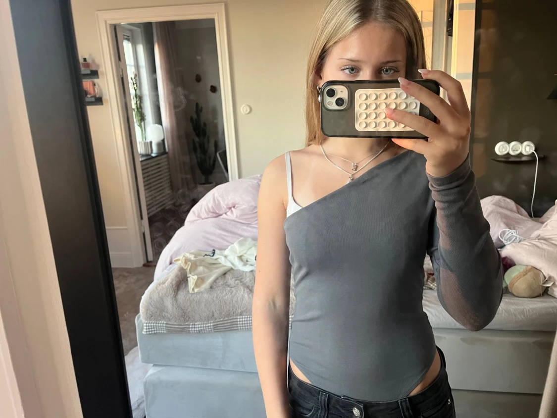 Grå/blå oneshoulder body från Zara