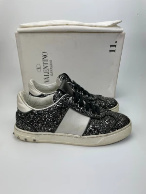 Valentino flycrew  - BLACK FRIDAY REA!! Valentino skor. Hör av dig vid frågor