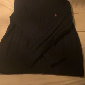 Mörkblå stickad tröja Polo Ralph Lauren - Stickad Ralph Lauren tröja. Den är bra nu för det börjar bli kallt. Den är väldigt skönt och använt i typ 2 månader. Kan sänka pris på snabb affär 