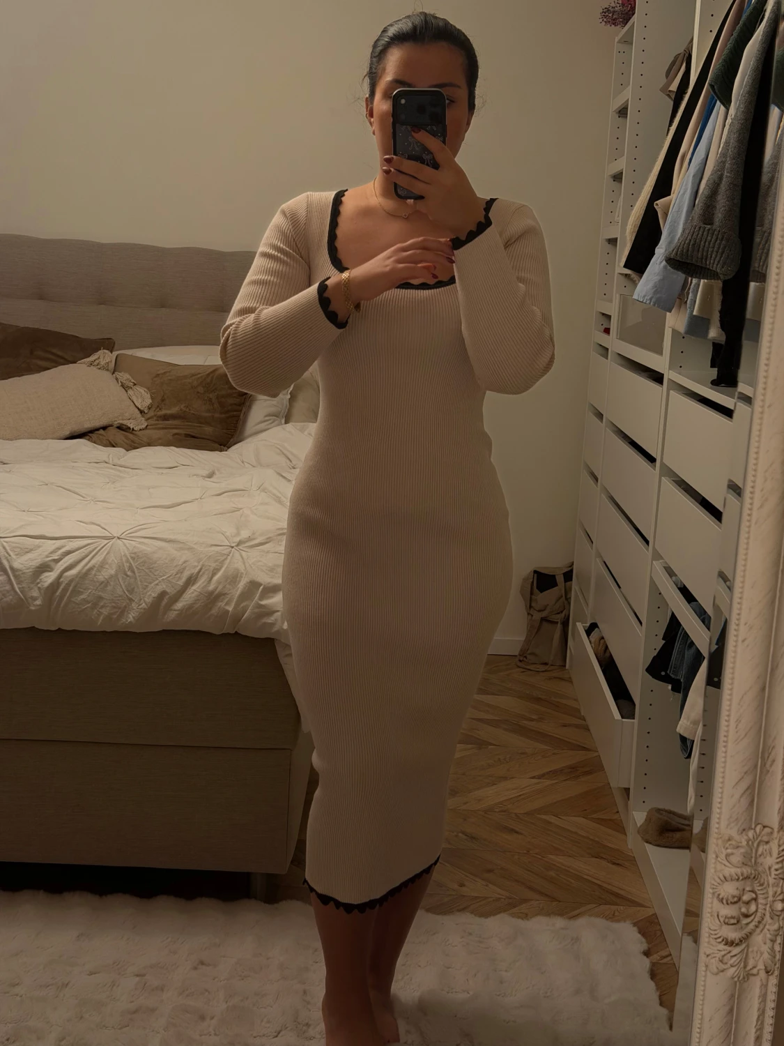 Beige ribbad långklänning med svarta detaljer - 2