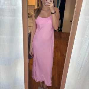 Rosa lång klänning  - Rosa långklänning med smala band från Zara. Använd fåtal gånger. Längden syns på bilden, jag är 175cm. 