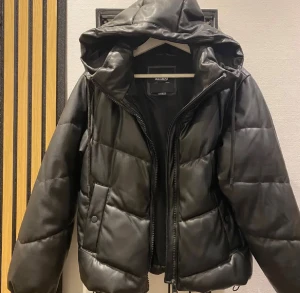 Svart pufferjacka från Pull&Bear - Svart pufferjacka från Pull&Bear. Perfekt nu till vintern🙌🏻🙌🏻