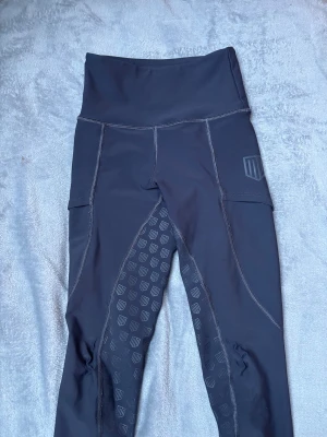 Gråa ridleggings från Maya Delorez - gråa ridleggings från Maya Delorez. Hyfsat bra klister kvar men har använts ett par gånger. Säljs för 350kr🫰jag tvättar de innan !!