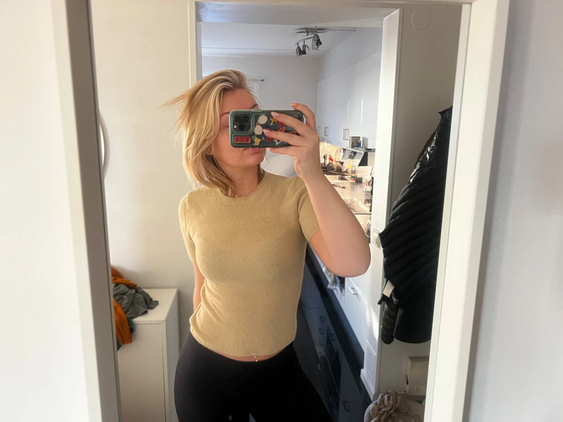 Guld ribbad kortärmad topp