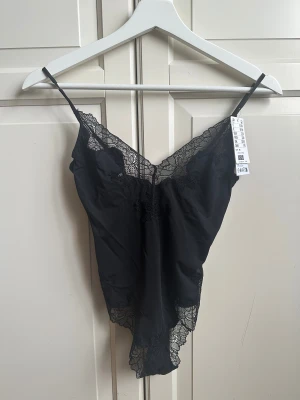 Spets body  - Jätte fin spets body från hm, aldrig använd med prislapp kvar. Slutsåld på hemsidan! Storlek xs, (osäker om jag vill sälja därav pris)