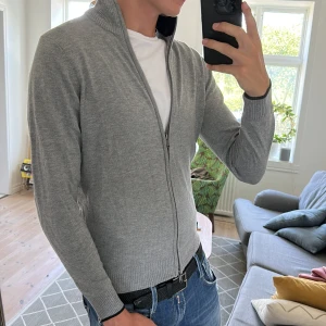 Stickad zip tröja grå - Väldigt stilren och perfekt inför alla tillfällen. Inga defekter, skriv vid fundering🙌