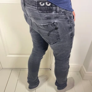 Dondup jeans George skinny fit - Dondup jeans george skinny fit, inga direkta defekter. Väldigt fint skick, modellen är 180 cm 75 kg och bär storlek W33. Mått A: 40 cm B: 100 cm och väldigt stretchy. Dom är inte så skinny i verkligheten utan bara vinkeln bilden är taggen. Notera att måtten kan skilja någon centimeter beroende hur man mäter. Jeansen är väldigt hög kvalité, och är riktigt snygga! Kom med frågor ❤️