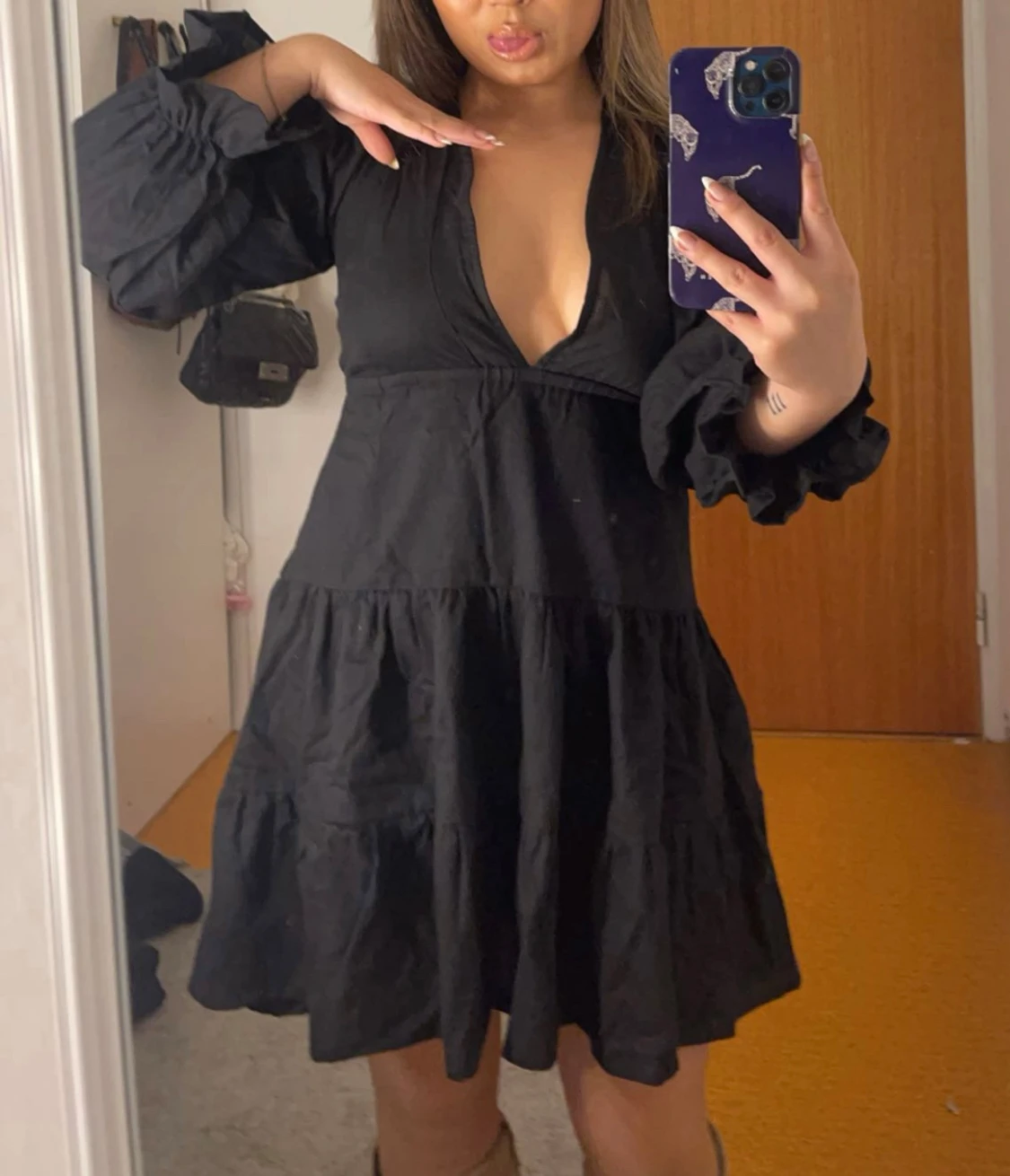 Svart kort klänning med volangärm