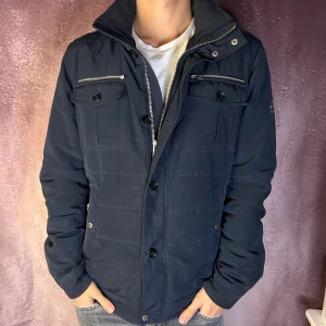 J.lindeberg fieldjacket - Mycket fint skick, en j Lindberg field jacket med dun så den går bra på vintern. Den är storlek xl men passar som en L. För mått eller frågor är det bara att skriva
