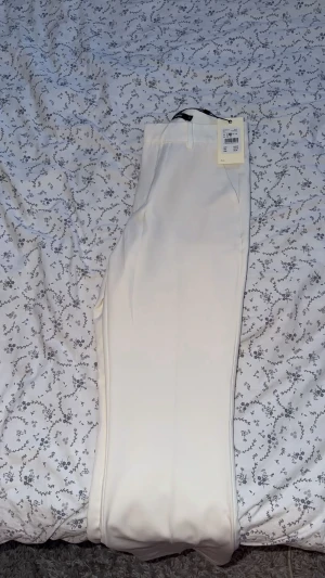 Vita kostymbyxor - Snygga vita kostymbyxor från bikbok med medelhög midja😍 helt nya, endast testade 