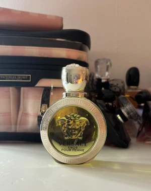 Versace parfym - Versace eros pour femme eau de toilette 50 ml. Endast testad. Köpt i september 2025💛