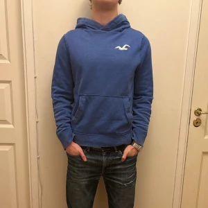 Hollister Hoodie Vintage - Blå hoodie från Hollister. - Pris: 299 kr - Storlek: M - Först till kvarn!