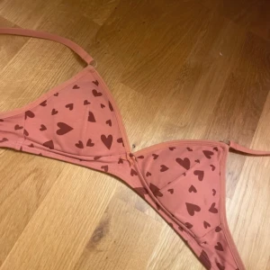 Hjärtmönstrad söt bh😍 - Jätteskön bh med gulligt hjärtmönster, bra kvalitet. Buda gärna🩷från Spanien köpt för 500kr🤭ganska liten i storleken, ungefär 65A