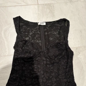 Spets topp - Så sjukt snygg fest topp från moschino!! Säljer för jag har växt ur den💕💕skulle säga att den passar xs-s