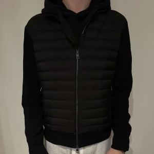 Moncler Cardigan - (INTRESSEKOLL) Moncler Cardigan Black Label Storlek M. Köpt från nk cirka 3 månader sedan, knappt använd ej några deffekter eller skador. kvitto finns samt kontoutdrag. Syns inte att den är använd. 