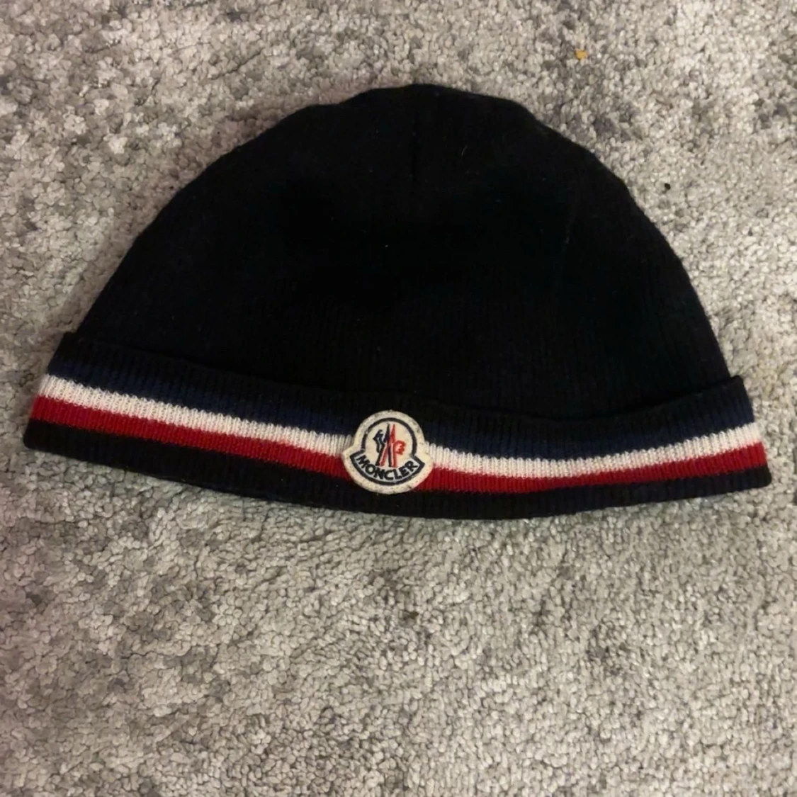 Svart Moncler mössa med ränder