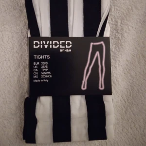 HELT NYA OANVÄNDA Svarta och vita randiga tights / strumpbyxor från H&M Divided XS/S - HELT NYA OANVÄNDA snygga svartvit-randiga tights/strumpbyxor från H&M Divided i storlek XS/S. Samma look som sångerskan Björk brukade ha. Tillverkade i Italien och gjorda av stretchigt material som sitter tajt och bekvämt. Perfekta för att ge din outfit en cool och unik touch. Felfria.
