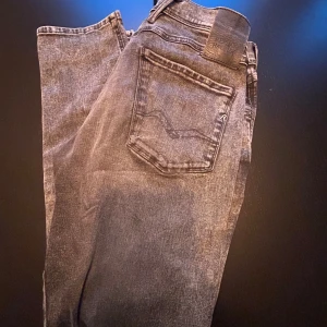 Replay Anbass  Hyperflex svarta jeans - Säljer ett par Replay Hyperflex jeans i svart tvättad färg. Klassisk femficksmodell med dragkedja och knapp. Storlek W32 L30