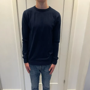 John Henric tröja  - Säljer nu denna snygga John Henric tröja i storlek M, skriv för fler bilder/frågor🙌🏼