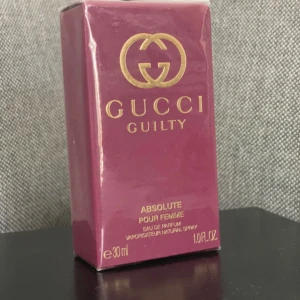 Gucci Guilty Absolute Pour Femme - Gucci Guilty Absolute Pour Femme Eau de Parfum, 30 ml. Snygg och lyxig parfym som sticker ut med sin djärva design. Perfekt storlek att ta med överallt.