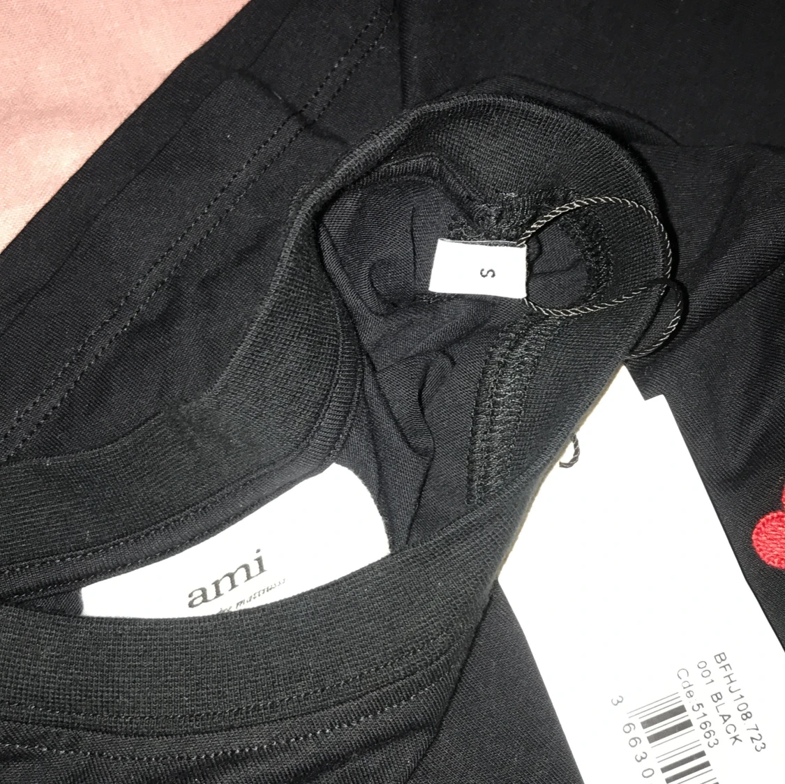 Svart t-shirt från Ami med rött hjärta - 2