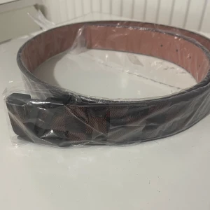 säljer en svart brun luis vitton bälte - säljer en svart brun fin luisvitto bälte helt ny rintig snyggt passar med allt